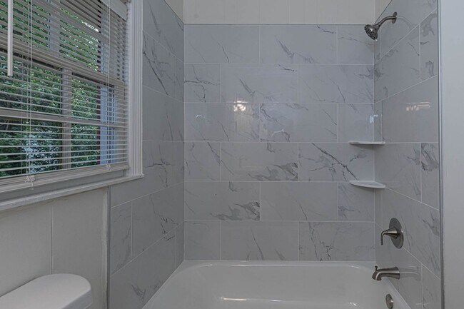 Building Photo - 2864 Hawthorne Dr