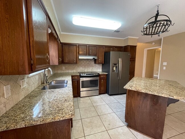 Building Photo - Stockwell Area! A Must See Today!