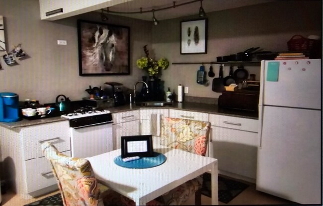 Building Photo - 631 N Van Buren Ave