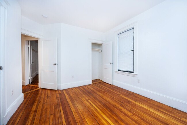 Building Photo - Coolidge Corner Area, In-Unit Washer and dryer, Eat-in Kitchen, Central Heat/AC, Parking is Avail...