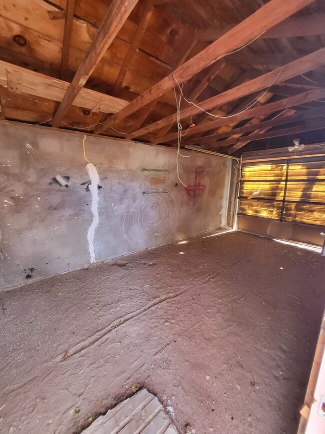 Building Photo - 821 S Avenue C