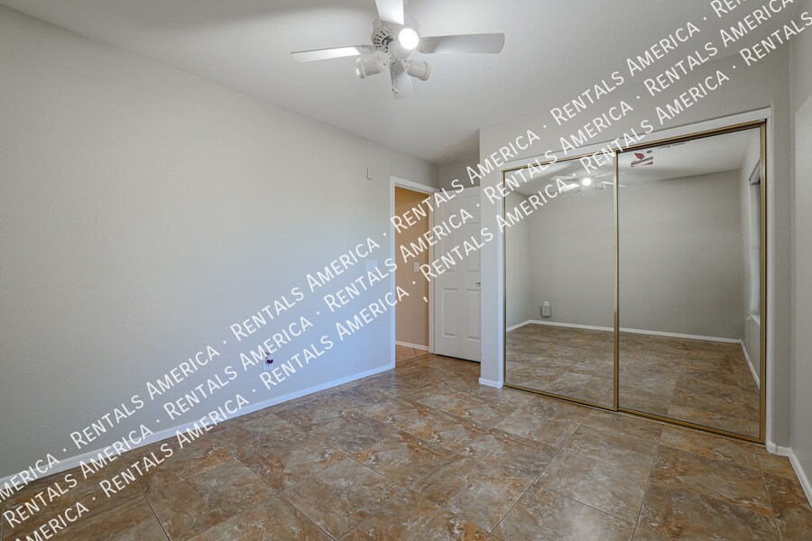 Building Photo - 703 W Canary Way