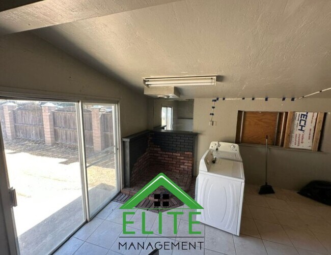 Building Photo - Charming 3-Bedroom Home for Rent in a Prim...