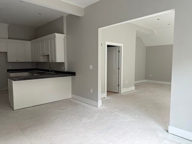 Building Photo - 251 Sladen St