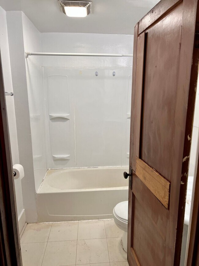 Building Photo - Cozy 3 bedroom next to Avera Hospital in C...