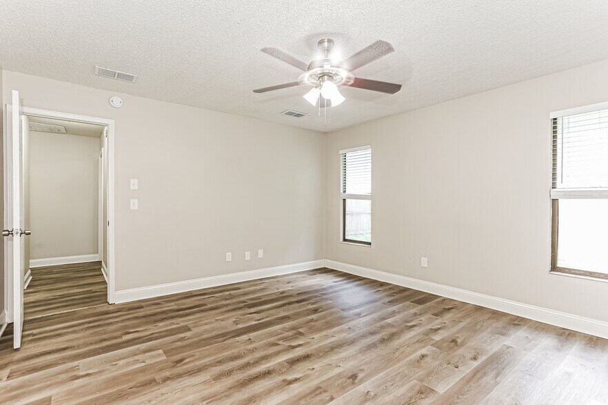 Building Photo - 2553 Sandlewood Cir