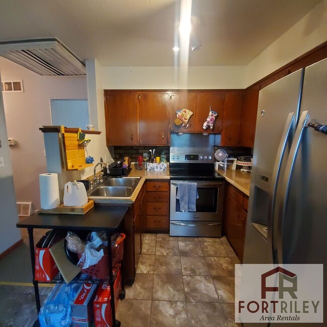 Building Photo - Spacious home for rent!