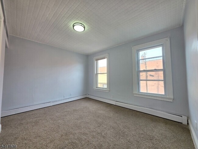 Building Photo - 8 Lincoln Ave