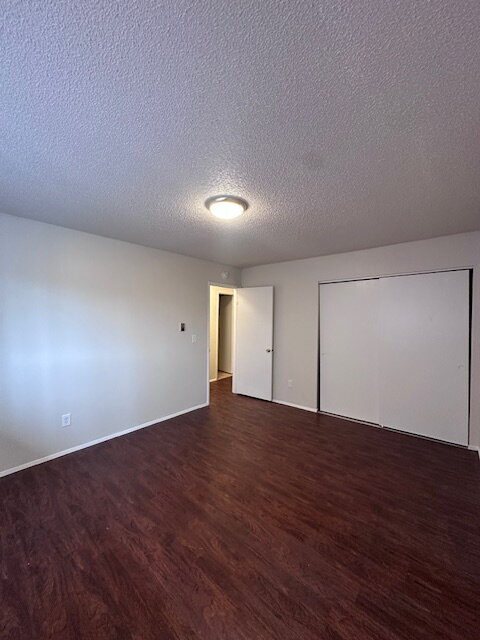 Building Photo - Charming 2-Bed Oasis with Full Bath on SE Division - 836 Sq. Ft. of Portland Comfort!