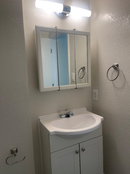 Building Photo - 14323 Cerise Ave