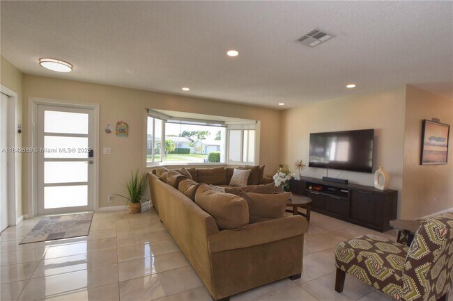 Building Photo - 609 S Crescent Dr