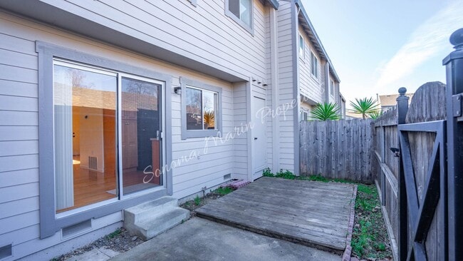 Building Photo - Lovely 3 Bedroom Townhouse ~ Water Included