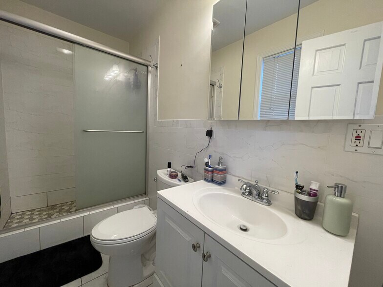 Building Photo - 65 Fairbanks St