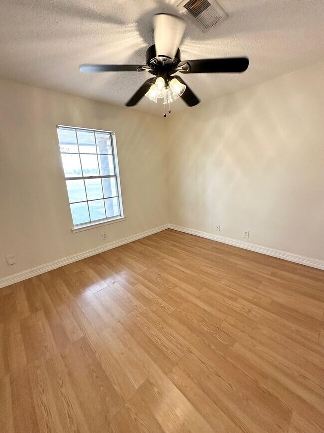 Building Photo - 3 Bed 2 Bath Ready to Rent!