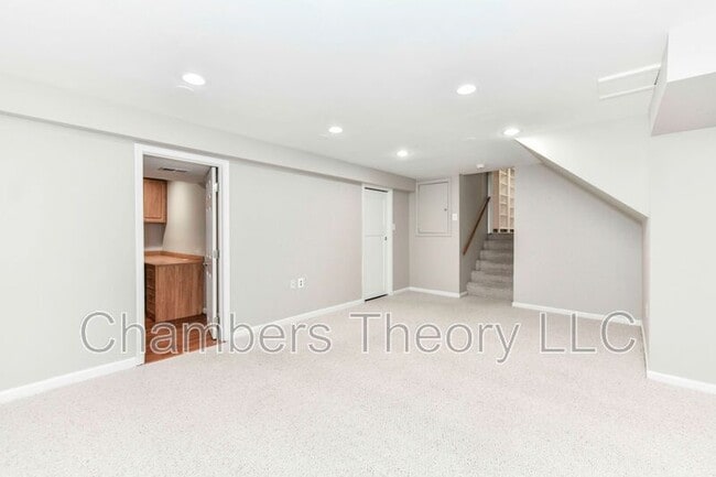Building Photo - 9205 Hamilton Dr