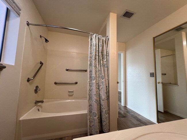 Building Photo - 910 N Swan Dr