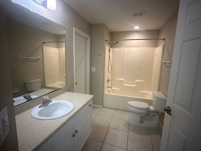 Building Photo - 4 Bedroom plus Den - 2 Bathrooms - 2 Car G...