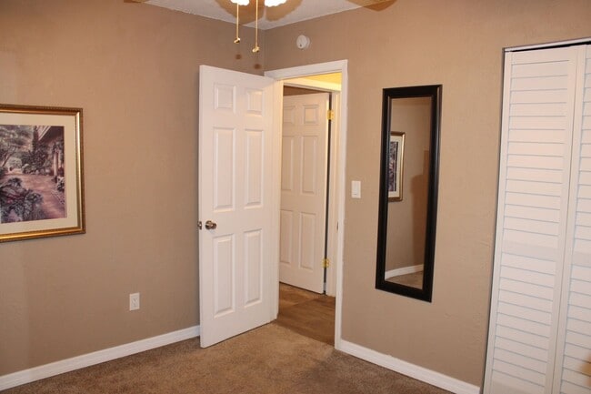Building Photo - 2 Bedroom  Condo For Rent