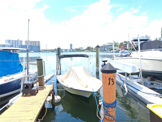 Building Photo - 100 Golden Isles Dr