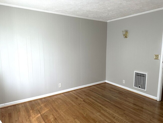 Building Photo - IMMACULATE ONE LEVEL HOME AVAILABLE IN SUR...