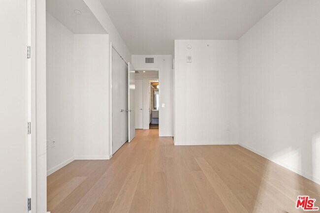 Building Photo - 889 Francisco St