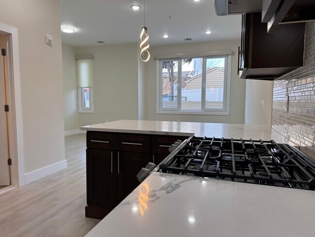 Building Photo - 527 Union Ave