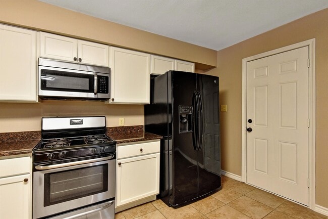 Building Photo - 820 Maple St