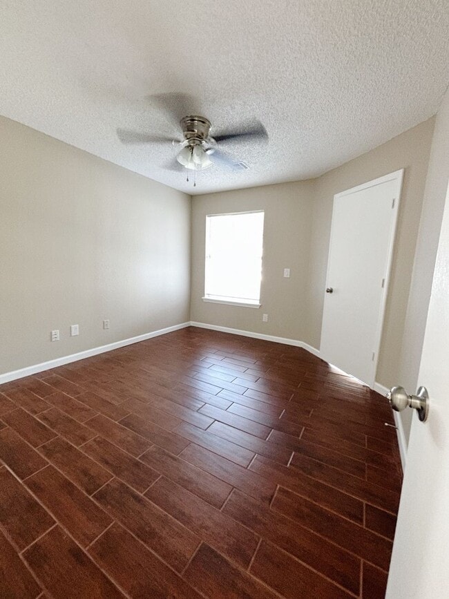 Building Photo - Spacious 1 Bedroom Duplex, 2 car garage