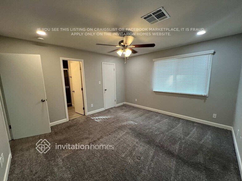 Building Photo - 2461 E Manhatton Dr