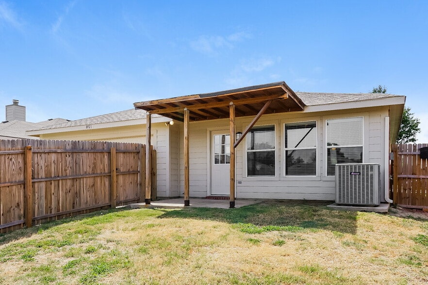 Building Photo - 8921 Tumbleweed Dr