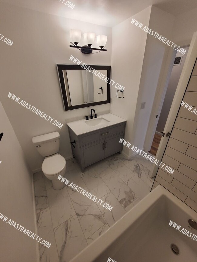 Building Photo - Absolutley Beautiful 4 Bedroom 2.5 Bath Overland Park Home-Available NOW!!