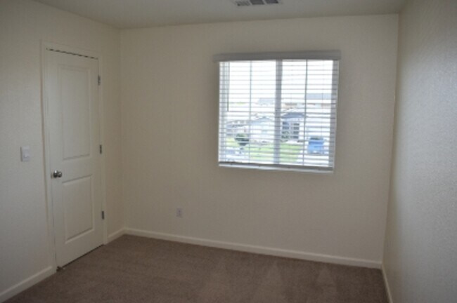 Building Photo - 624 Suzanne Dr