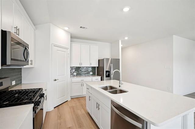 Building Photo - 704 Edgehurst Dr