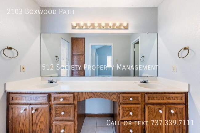 Building Photo - 2103 Boxwood Path