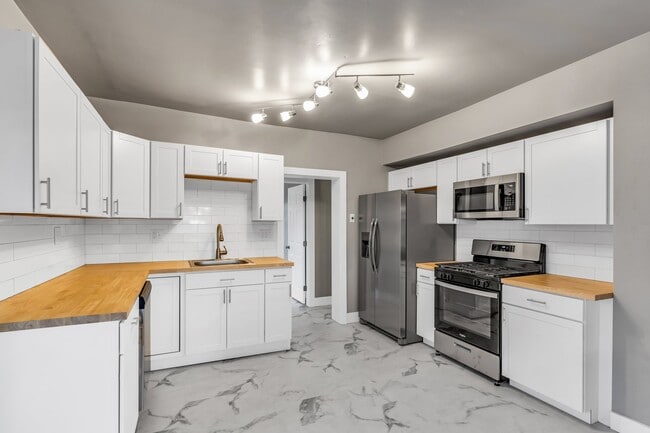 Building Photo - 2072 Oriole Rd