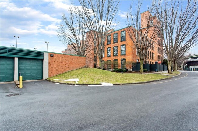 Building Photo - 429 N Franklin St