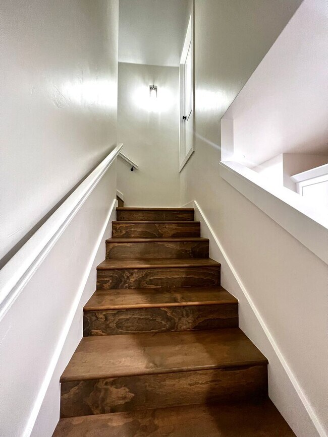 Building Photo - Gorgeous Modern Home In Village Glen