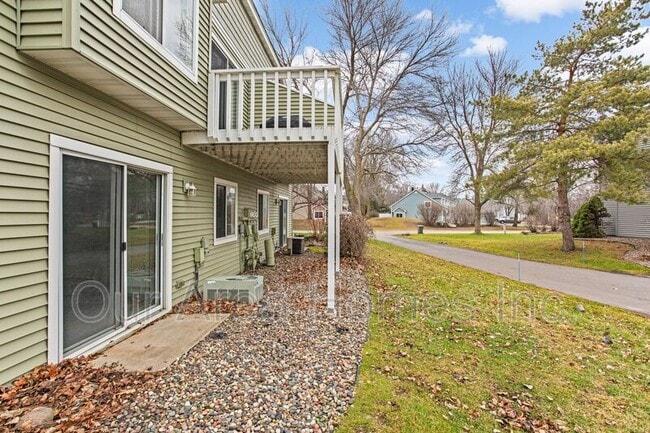 Building Photo - 5635 Sanibel Dr