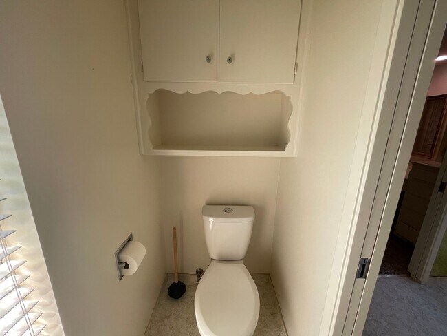 Building Photo - Custom home located next to Oakdale Country Club!