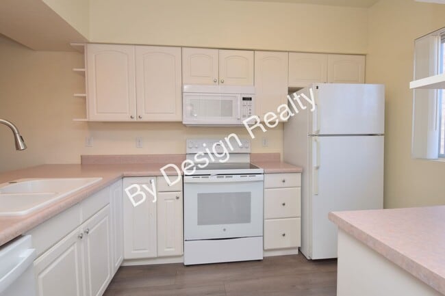 Building Photo - Pantano Parkway Townhome - Steps from The Loop