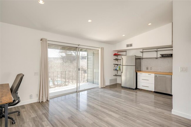 Building Photo - 1304 Mariposa Dr