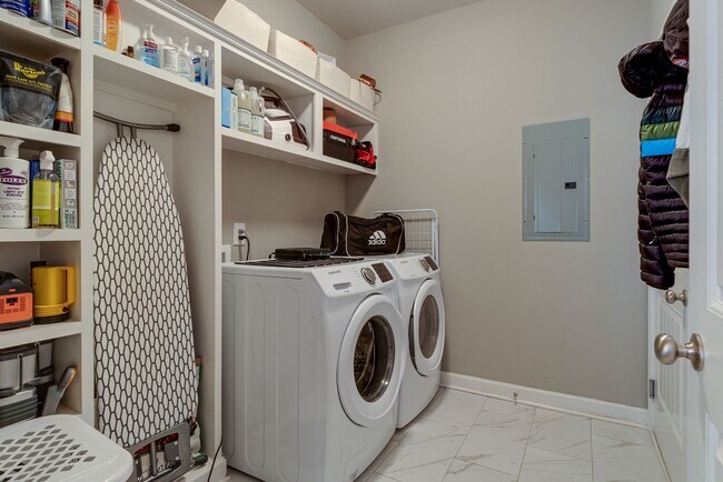 Building Photo - 4 Bedroom, 3 Bath Home w/ Backyard and 2 Car Garage