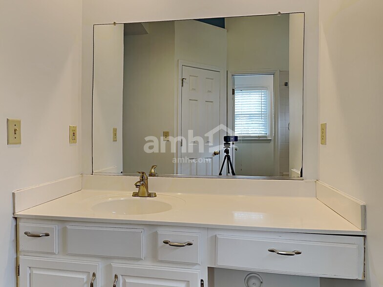 Building Photo - 3234 Sparrowhawk Dr