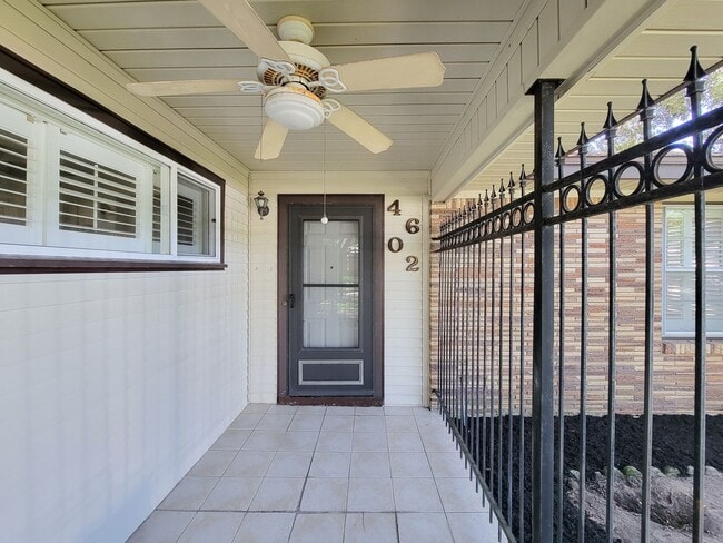 Building Photo - Charming Willowbrook Three-Bedroom Home!