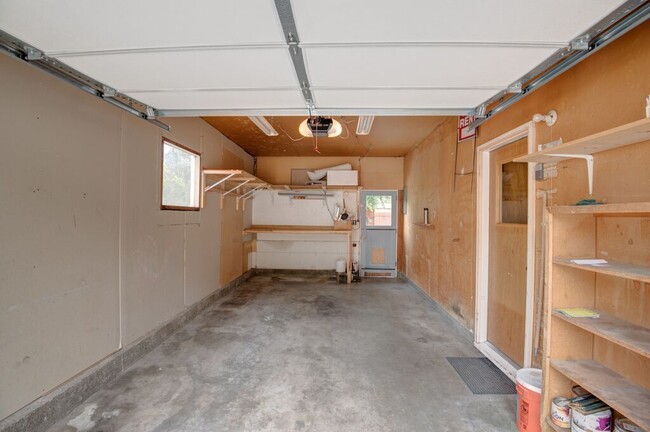 Building Photo - 4 Bedroom 2 Bathroom Located on the Boise Bench (Available for a 6 month lease).