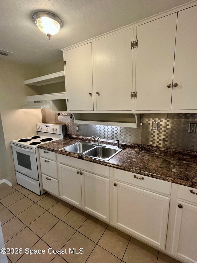 Building Photo - 27 Seminole Dr