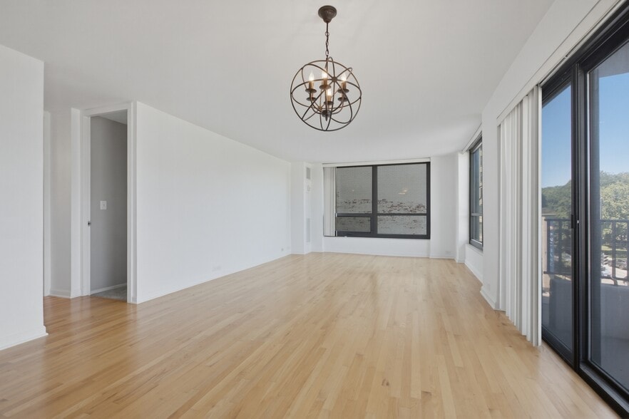 Building Photo - 2020 N Lincoln Park W