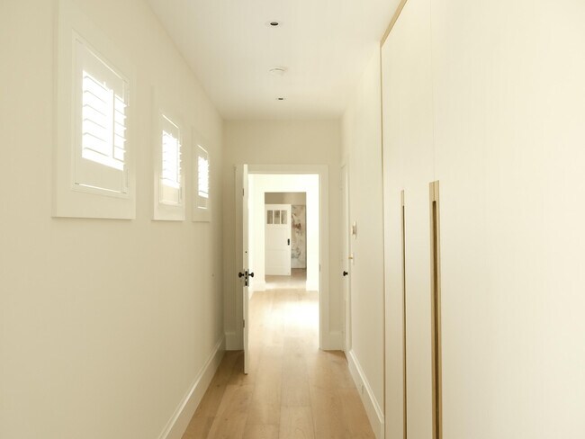 Building Photo - 1017 Tamarind Rd