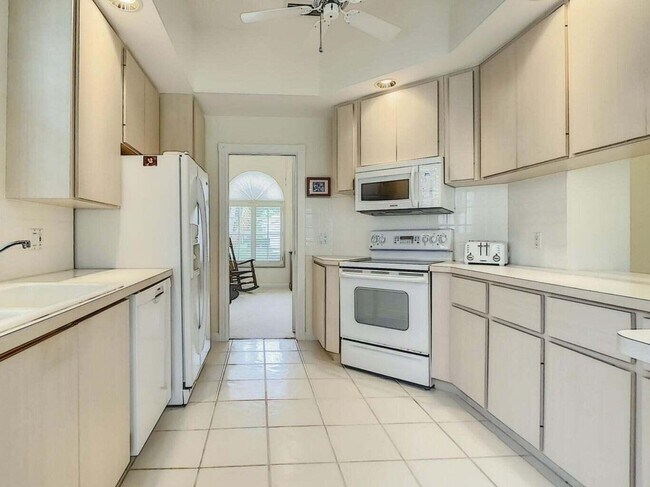 Building Photo - 8533 SE Palm Hammock Ln