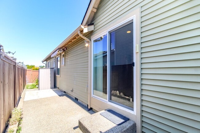 Building Photo - Fantastic DuPont Rambler with AC and Sprinkler System